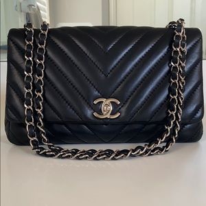Chanel chevron medium shoulder bag in black